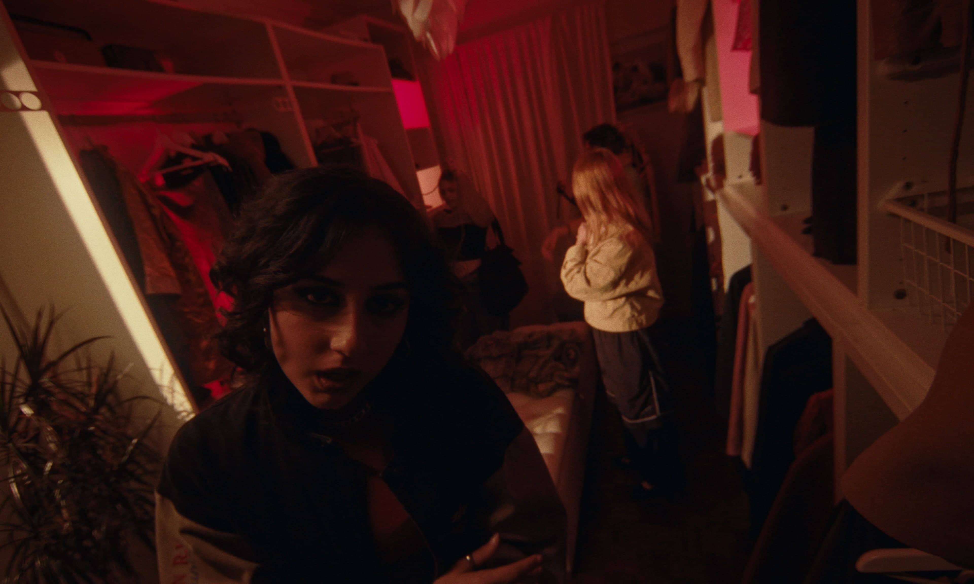 Aurora Pinto - Cães e Gatos still 5