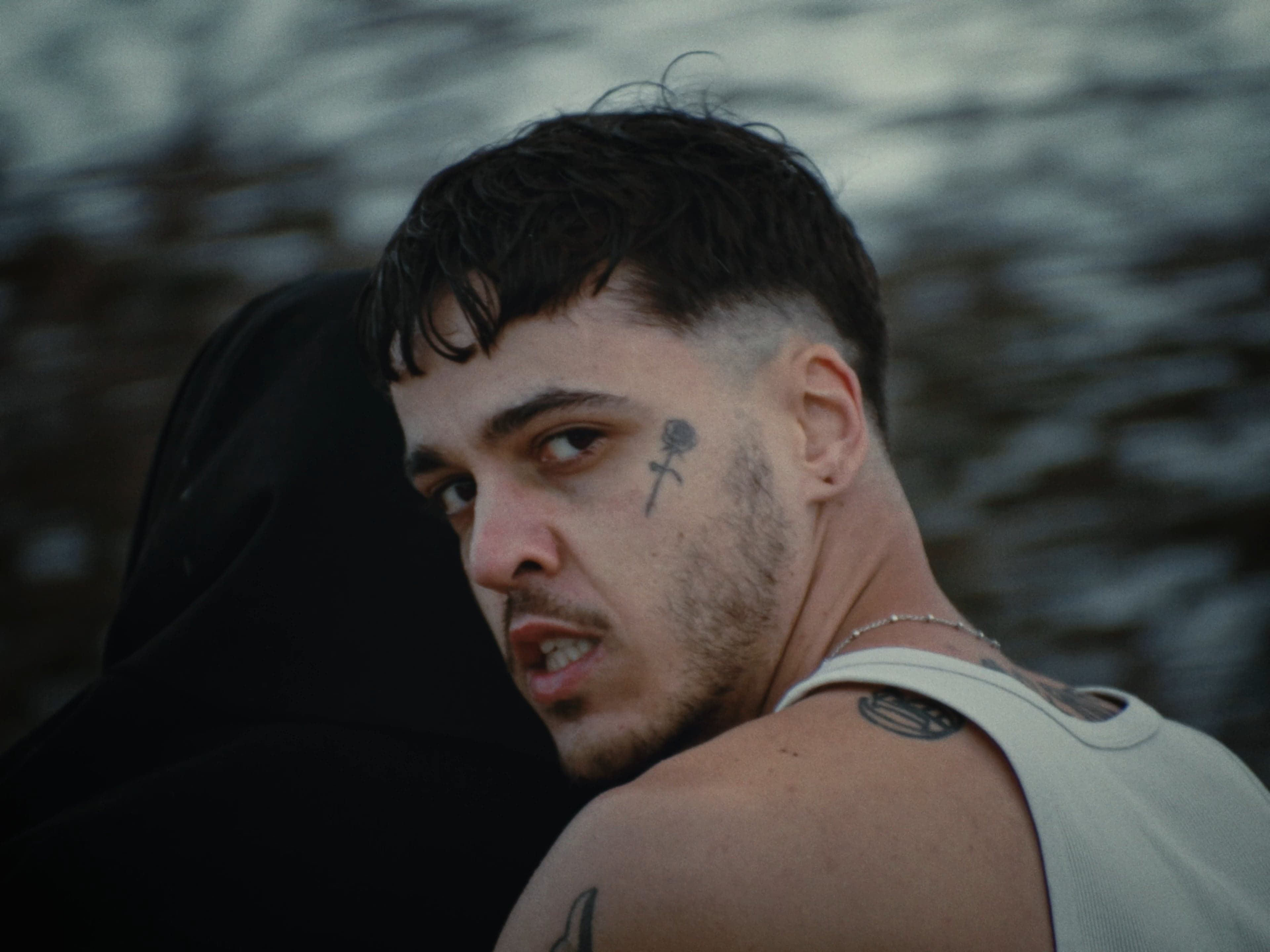 LUCY VAL - ENFIM still 4